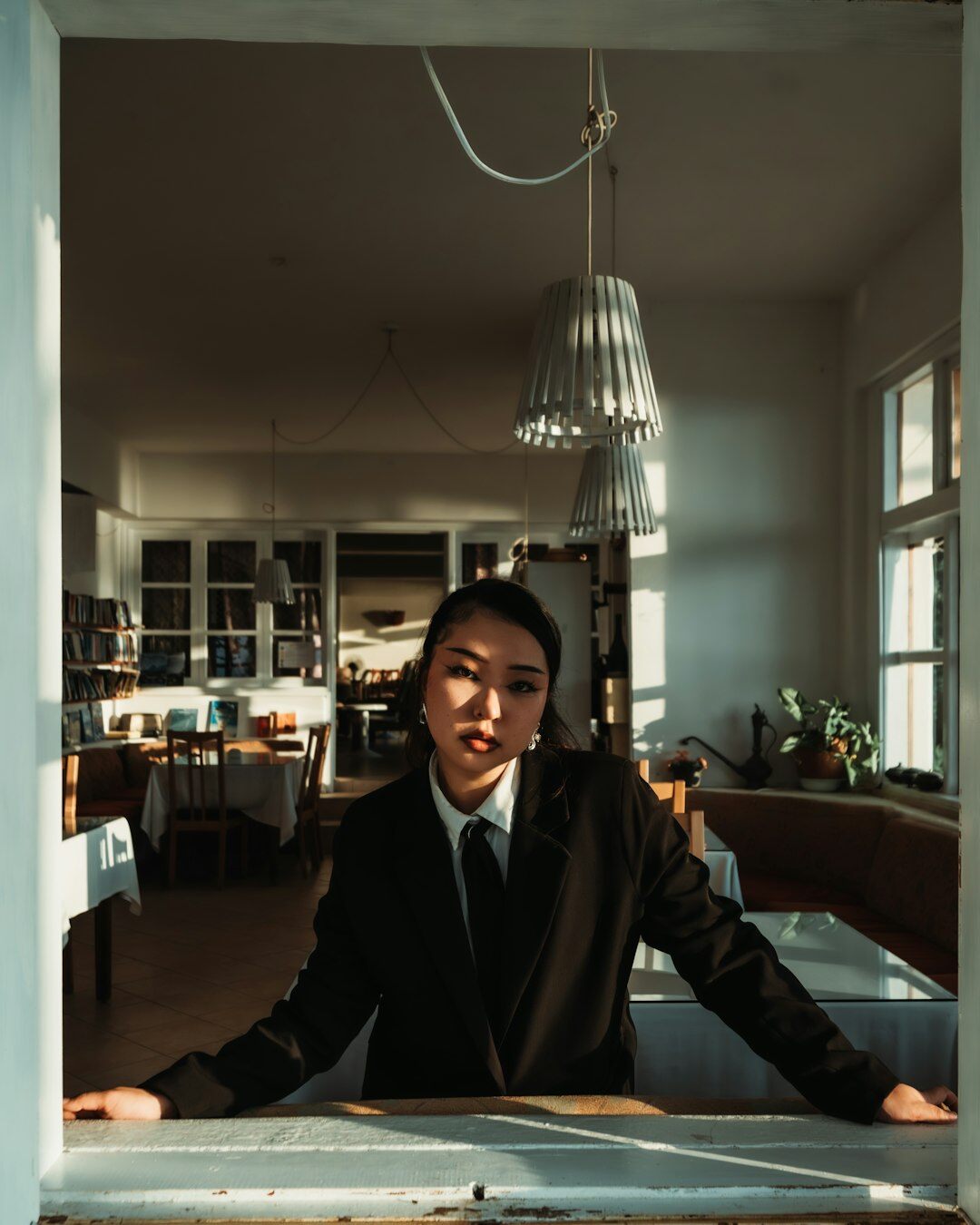 Portrait d'une rédactrice en chef dans un bureau lumineux