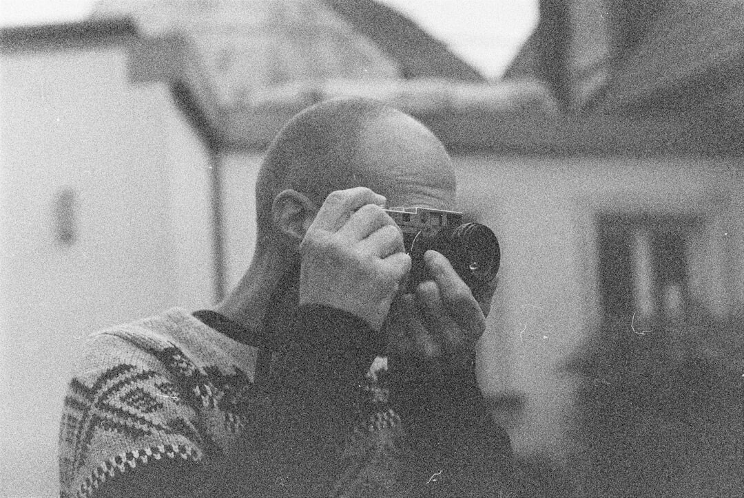 Portrait d'un monteur vidéo spécialisé en restauration d'archives