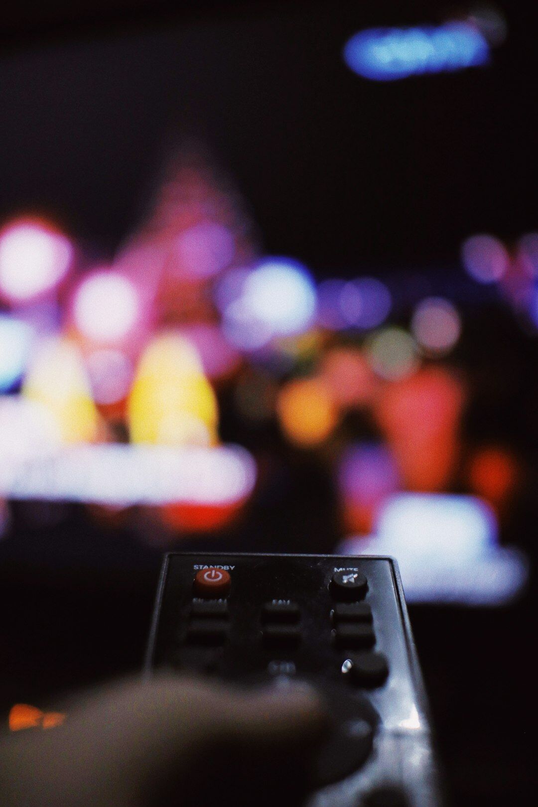 Régie de diffusion télévisée avec écrans de contrôle et consoles de montage